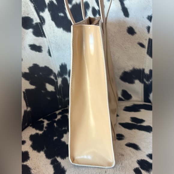 Prada Milano Cream colored Patent Shoulder Bag beautiful, classy and elegant - Picture 4 of 16